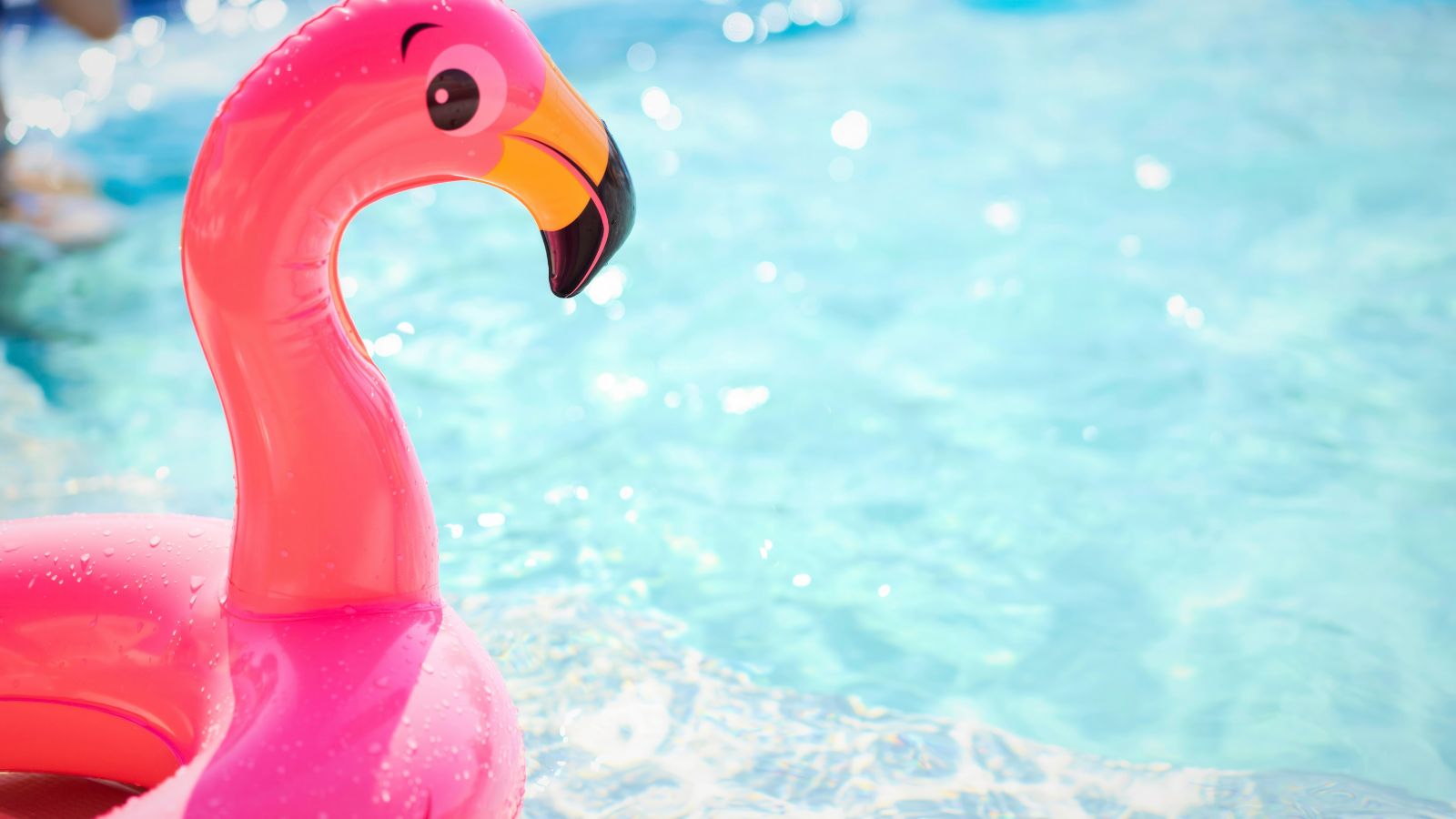 Bebeluș fericit la lecțiile de baby swim cu mama