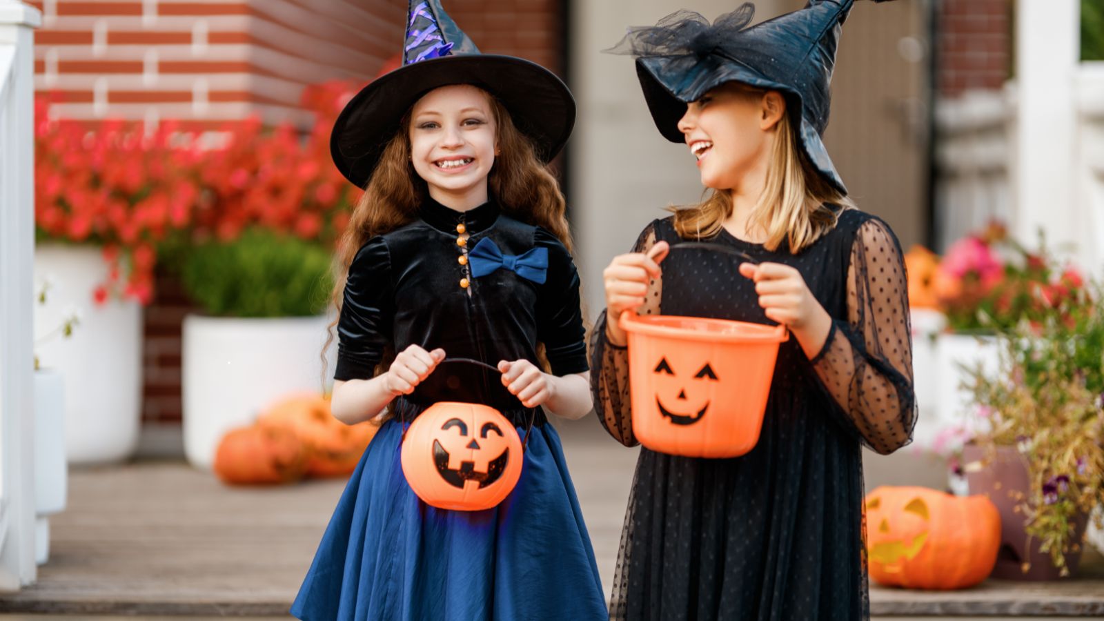 Copii în costume de Halloween