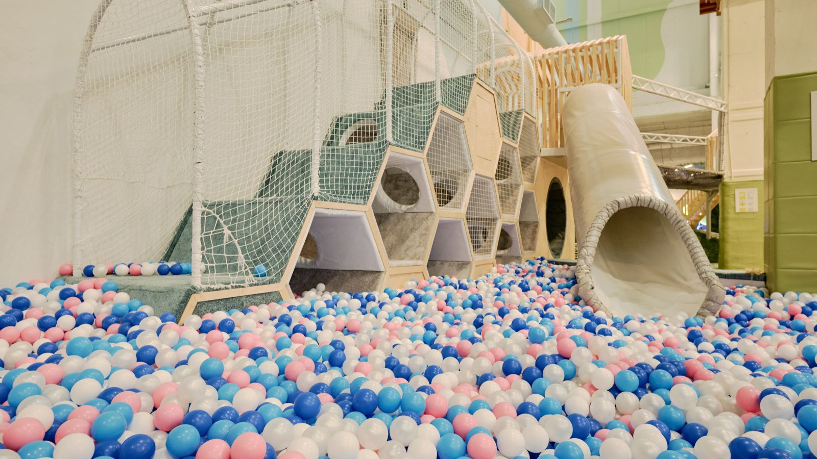 Loc de joacă acoperit cu trambuline și structuri colorate