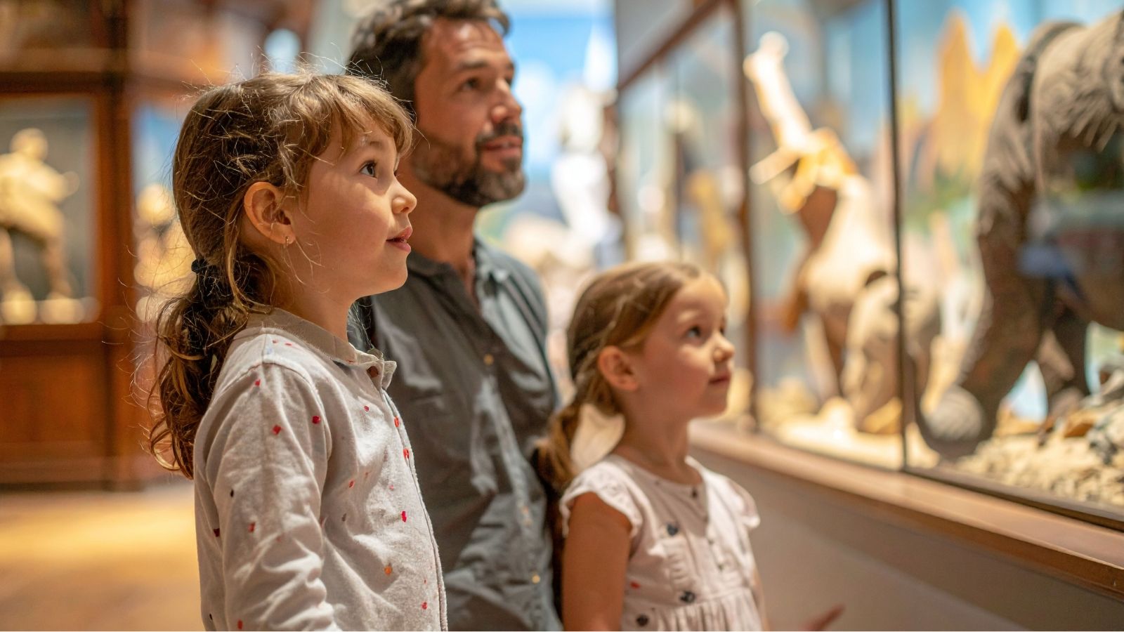 Copii explorând o expoziție interactivă la muzeu