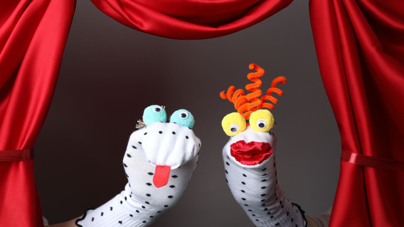 Spectacol de teatru pentru copii cu păpuși colorate